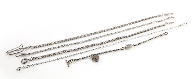 5 catene da orologio in metallo argentato, acciaio e metallo cromato. Una con ciondolo a forma di...