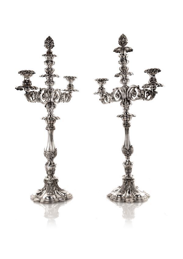 Coppia di grandi candelabri in argento a tre luci a doppio uso, ultimo quarto XIX secolo