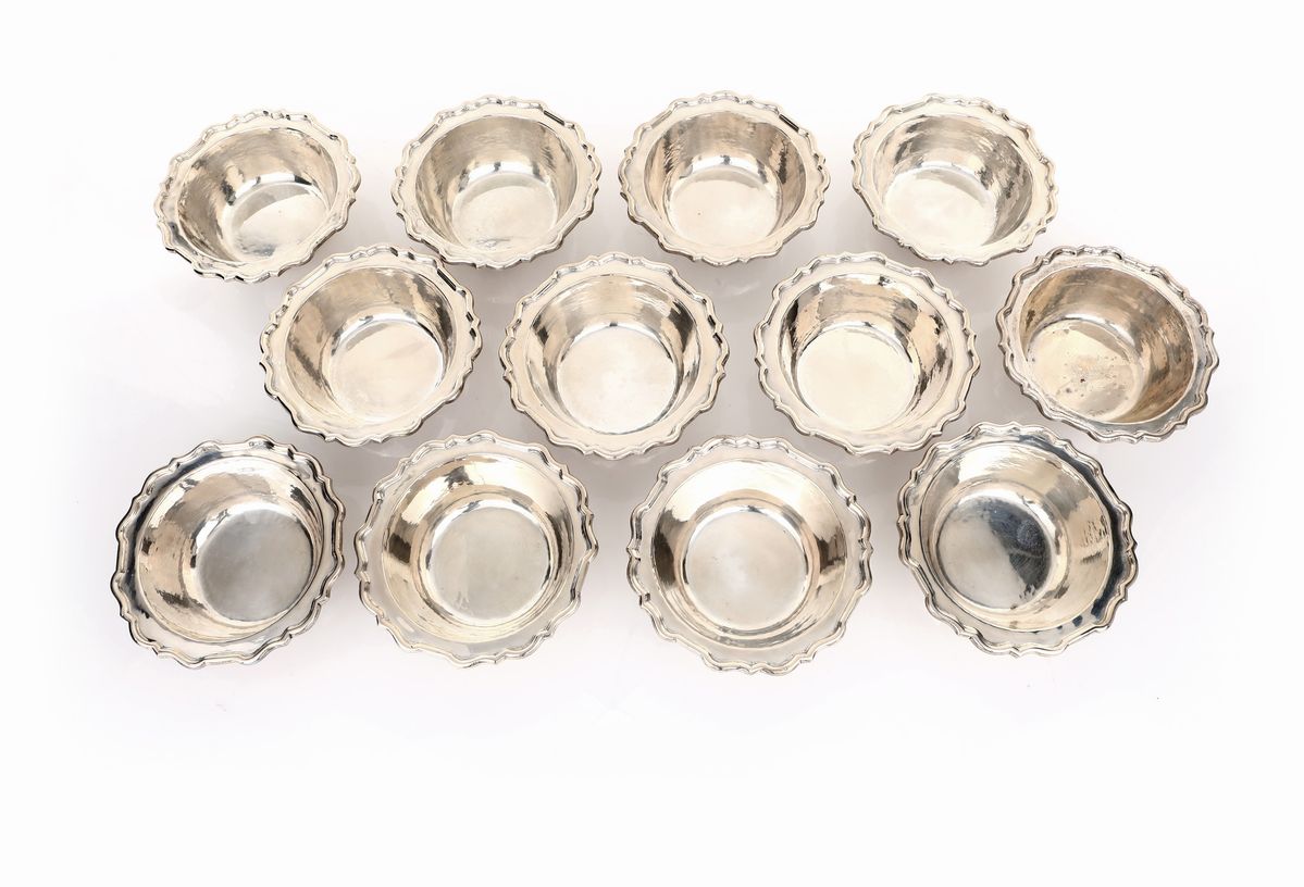 Dodici Coppette con Piattino in Argento 800/000, Punzone Venezia Leone in Moeca, Fine del XIX/ini...