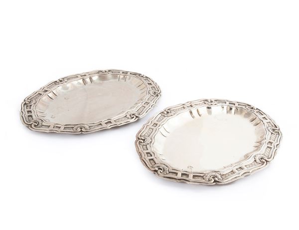 Coppia di piccoli vassoi ovali in argento di gusto settecentesco