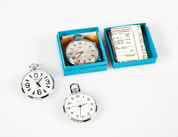 Lotto 3 orologi da tasca: Raketa - 2 orologi da tasca in acciaio a carica remontoir con cassa decorata con una nave / Luch - orologio da tasca in metallo cromato a carica remontoir