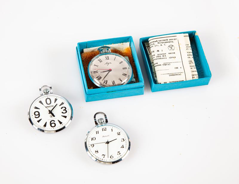 Lotto 3 Orologi da Tasca: Raketa - 2 Orologi da Tasca in Acciaio a Carica Remontoir con Cassa Dec...