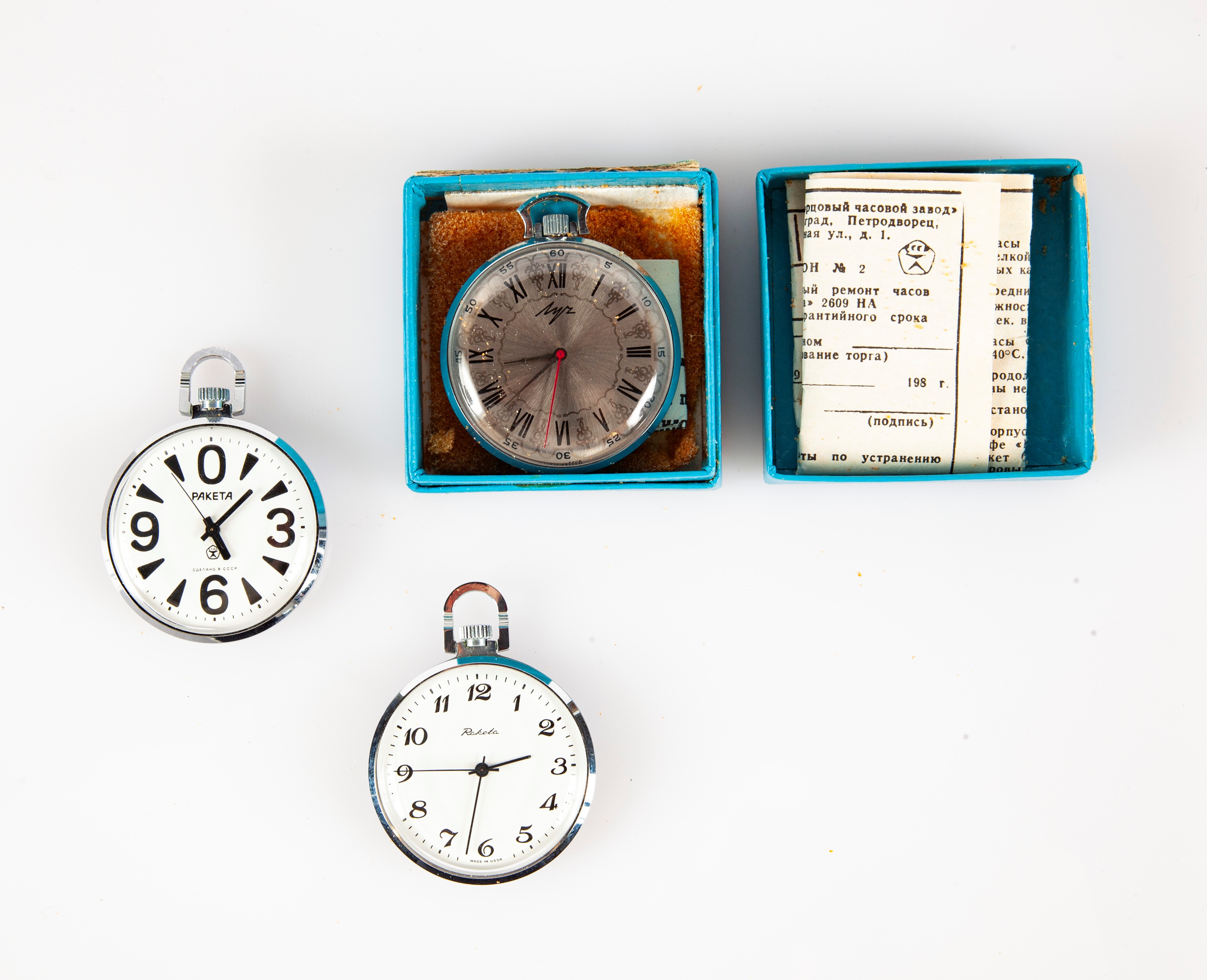 Lotto 3 Orologi da Tasca: Raketa - 2 Orologi da Tasca in Acciaio a Carica Remontoir con Cassa Dec...