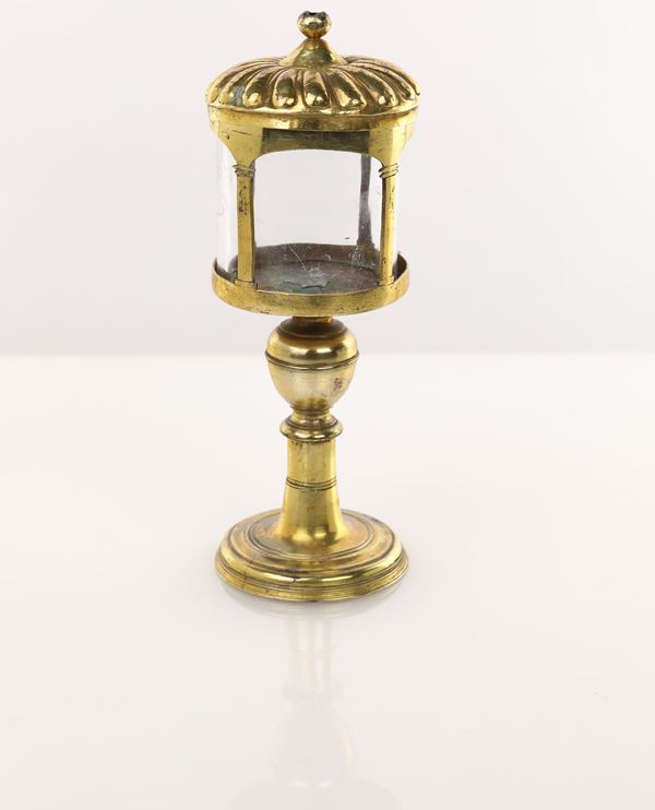 Ostensorio in ottone dorato, XVIII secolo  - Asta Antiquariato - Icone, Arredi, Sculture, Oggetti d'Arte - Casa d'Aste Arcadia