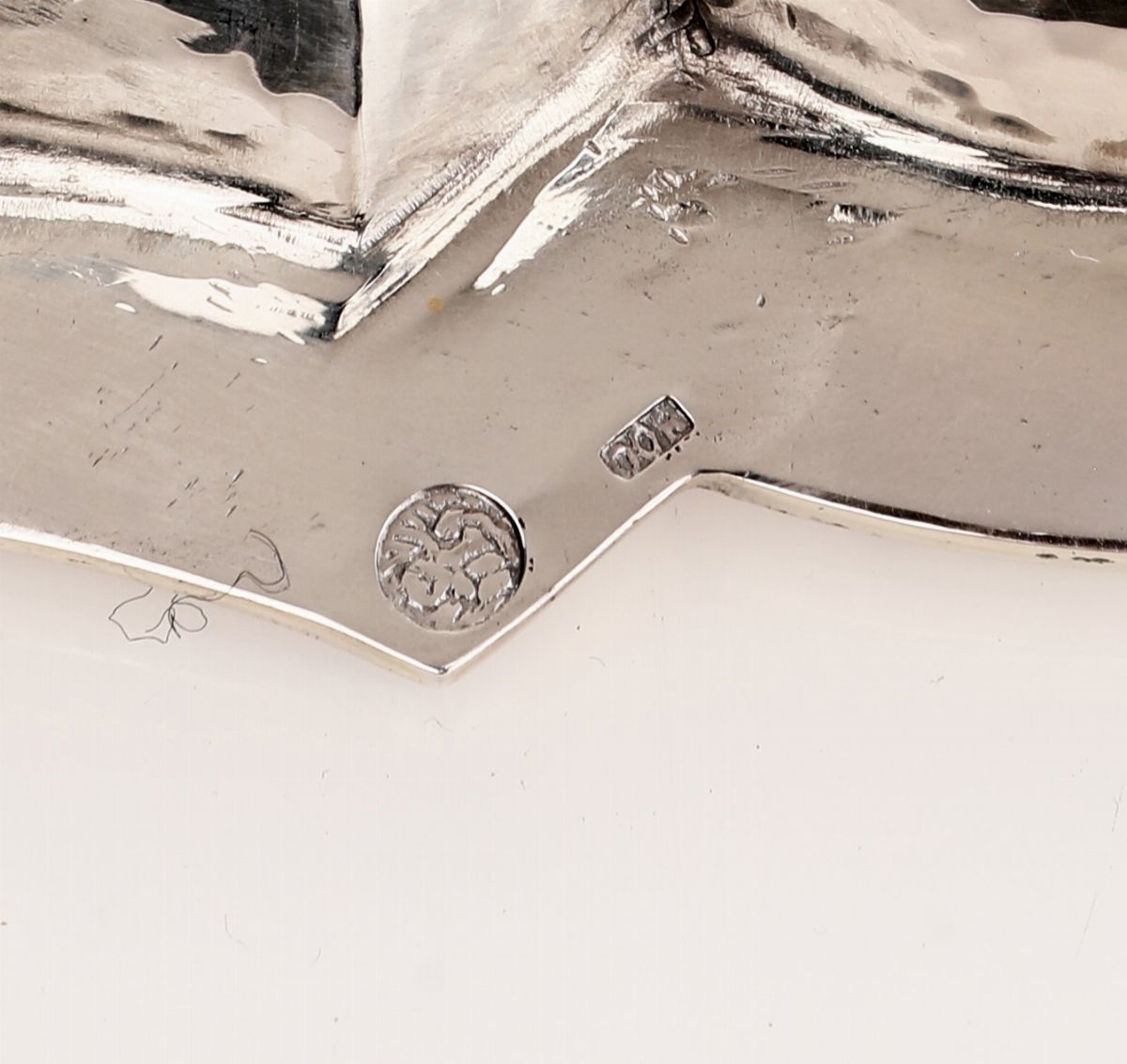 Dodici Sottopiatti in Argento 800/000, Venezia, Punzone Leone in Moeca, Fine del XIX/inizi XX Sec...