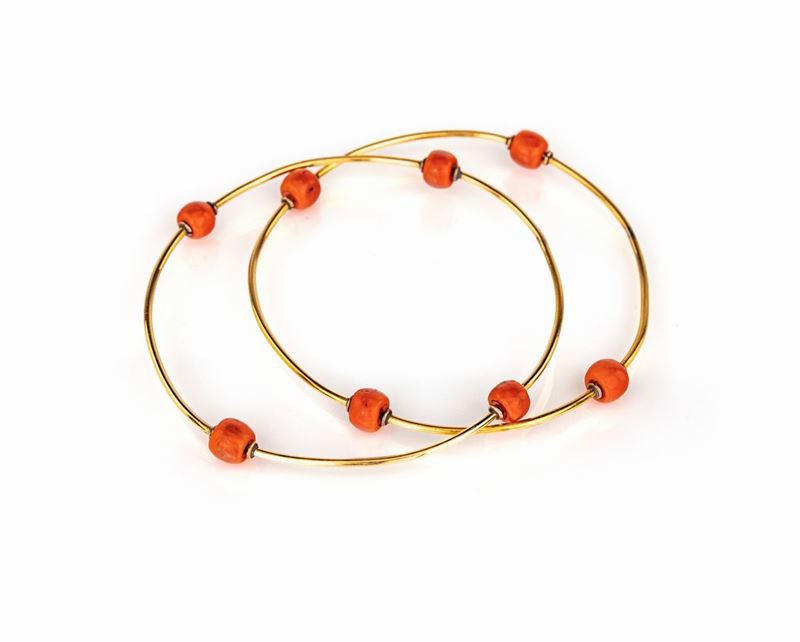 Coppia di Bracciali Rigidi in Oro e Corallo