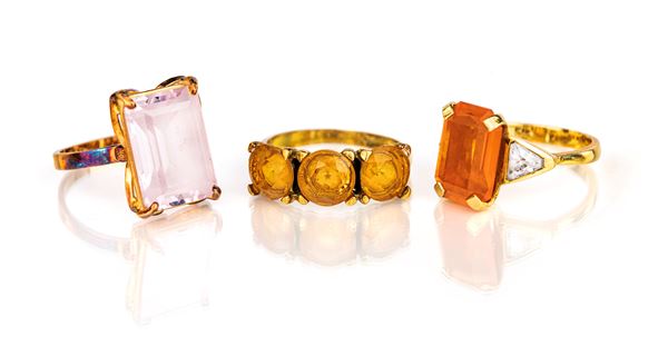 Gruppo di tre anelli in oro e pietre.