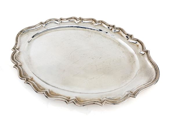 Grande piatto da portata ovale in argento, Venezia, bollo leone in moeca, fine XIX/inizi XX secolo