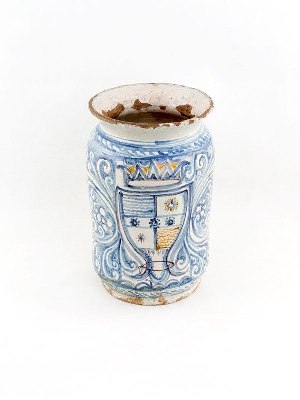 ALBARELLO IN MAIOLICA BIANCA E BLU CON STEMMA NOBILIARE
