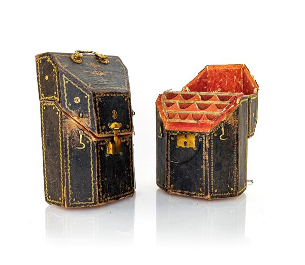Coppia di antichi cofanetti porta posate rivestiti in pelle con impressioni dorate