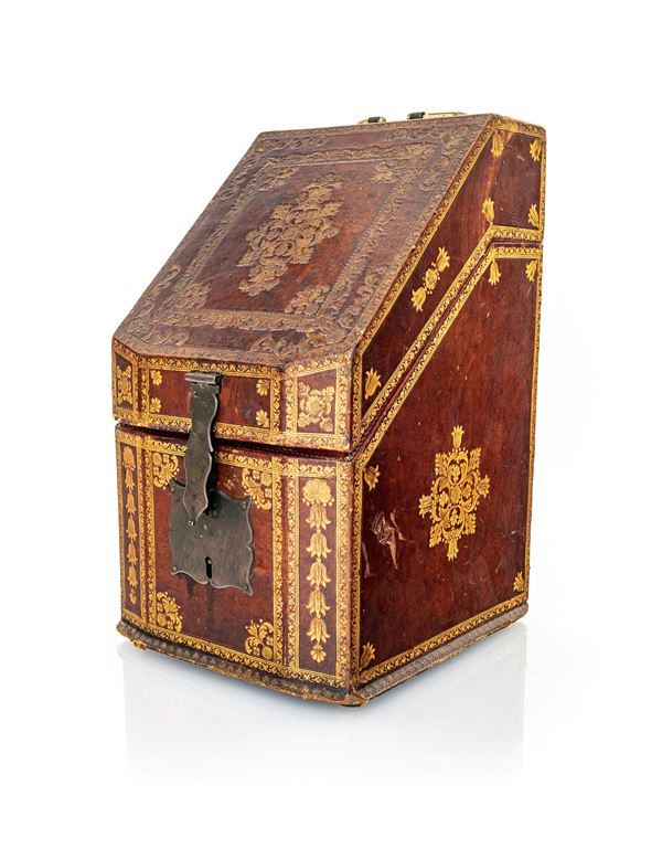 Antico cofanetto porta posate in legno rivestito in cuoio con impressioni dorate