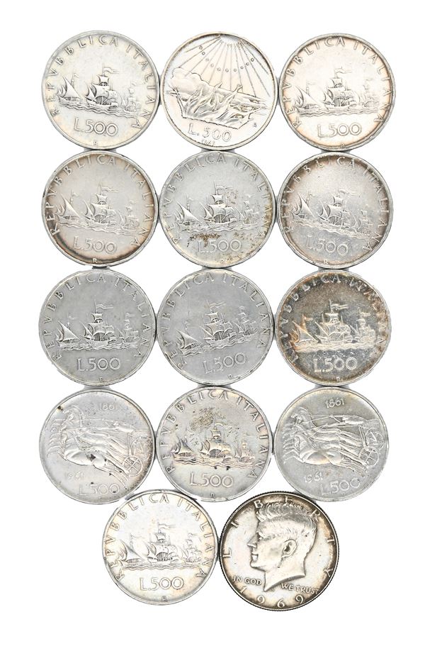 Lotto di 14 monete d'argento: 13 monete da 500 Lire Repubblica Italiana; Mezzo dollaro Kennedy 1969 USA.