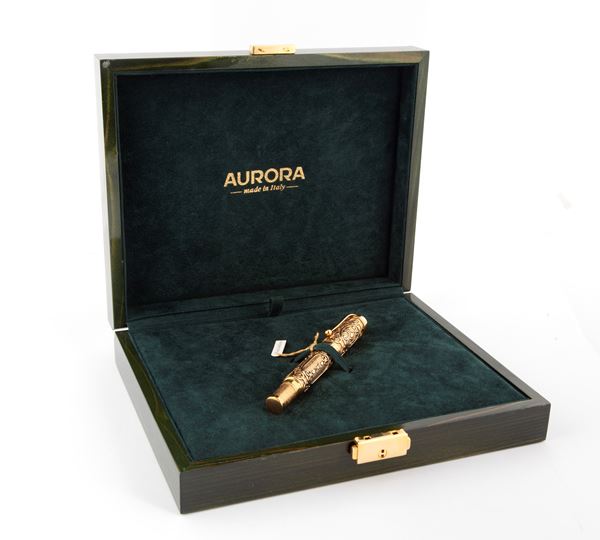 Aurora Benvenuto Cellini - Penna stilografica cesellata in oro giallo massiccio 18 Kt con smeraldo cabochon sul cappuccio