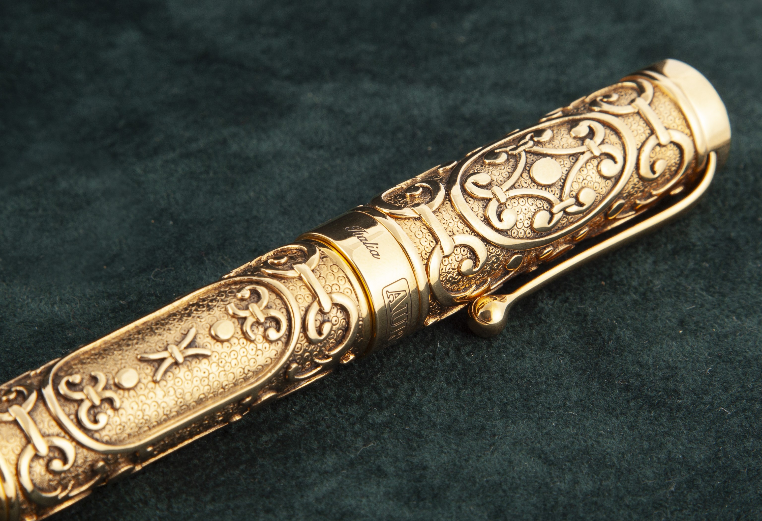 Aurora Benvenuto Cellini - Penna Stilografica Cesellata in Oro Giallo Massiccio 18 Kt con Smerald...