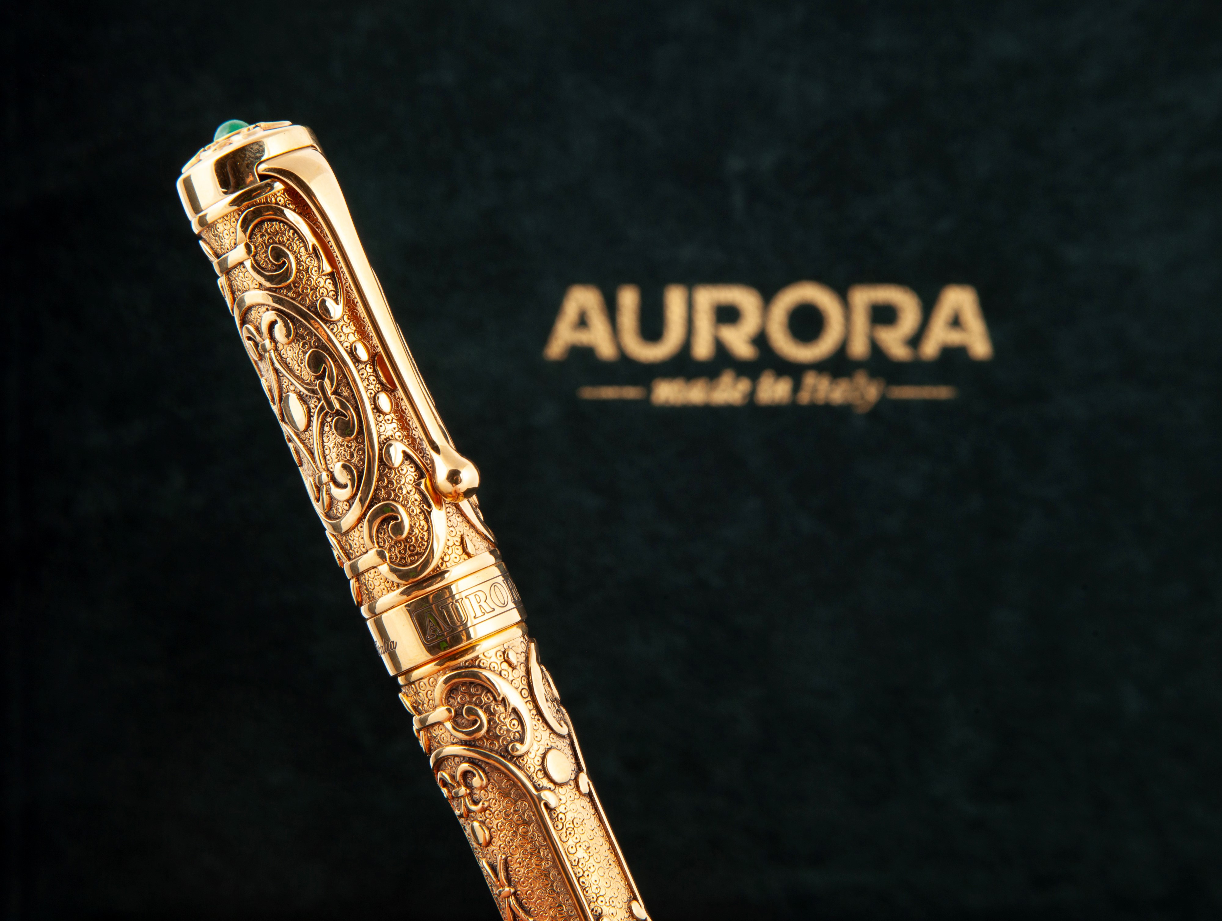 Aurora Benvenuto Cellini - Penna Stilografica Cesellata in Oro Giallo Massiccio 18 Kt con Smerald...