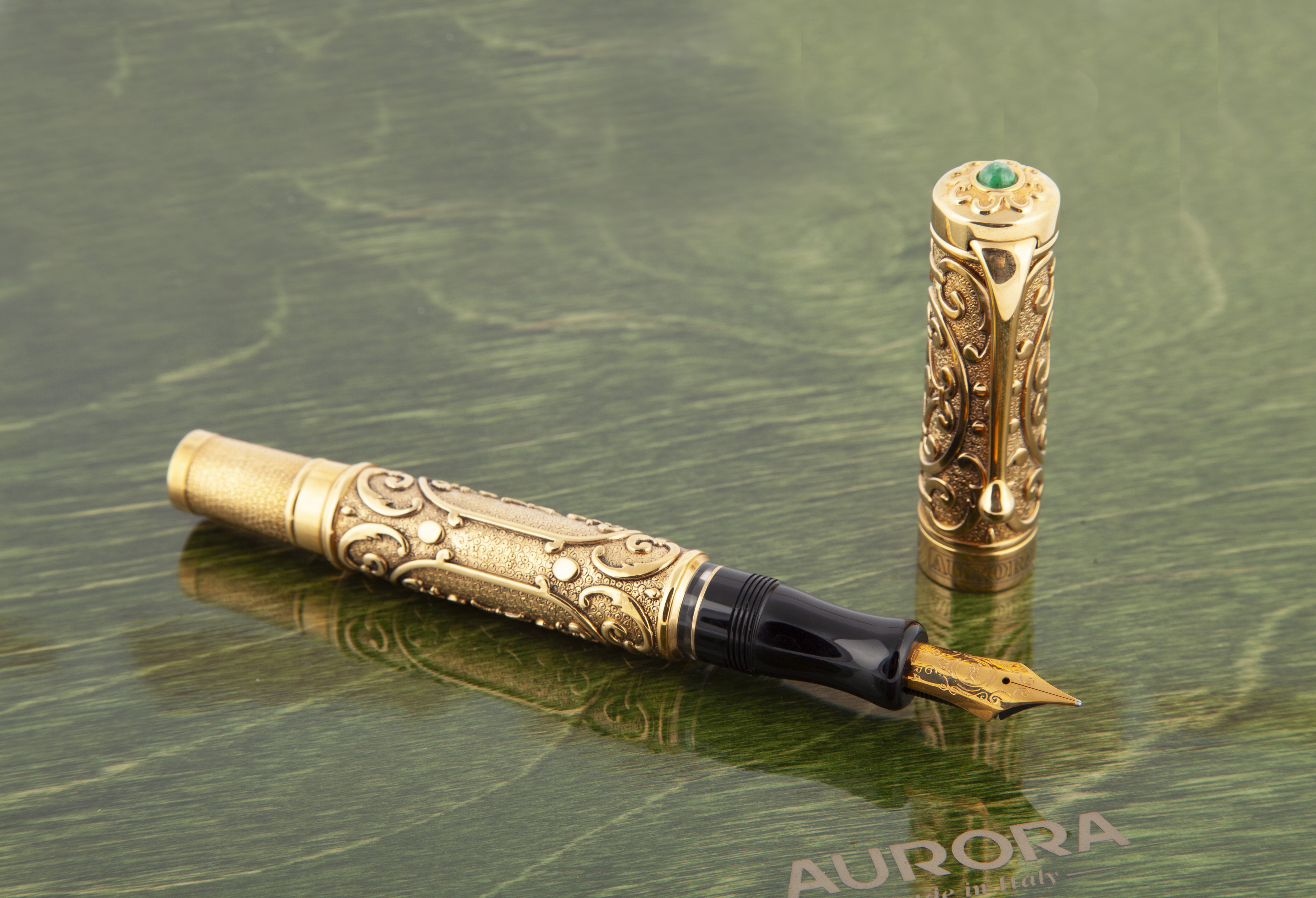 Aurora Benvenuto Cellini - Penna Stilografica Cesellata in Oro Giallo Massiccio 18 Kt con Smerald...