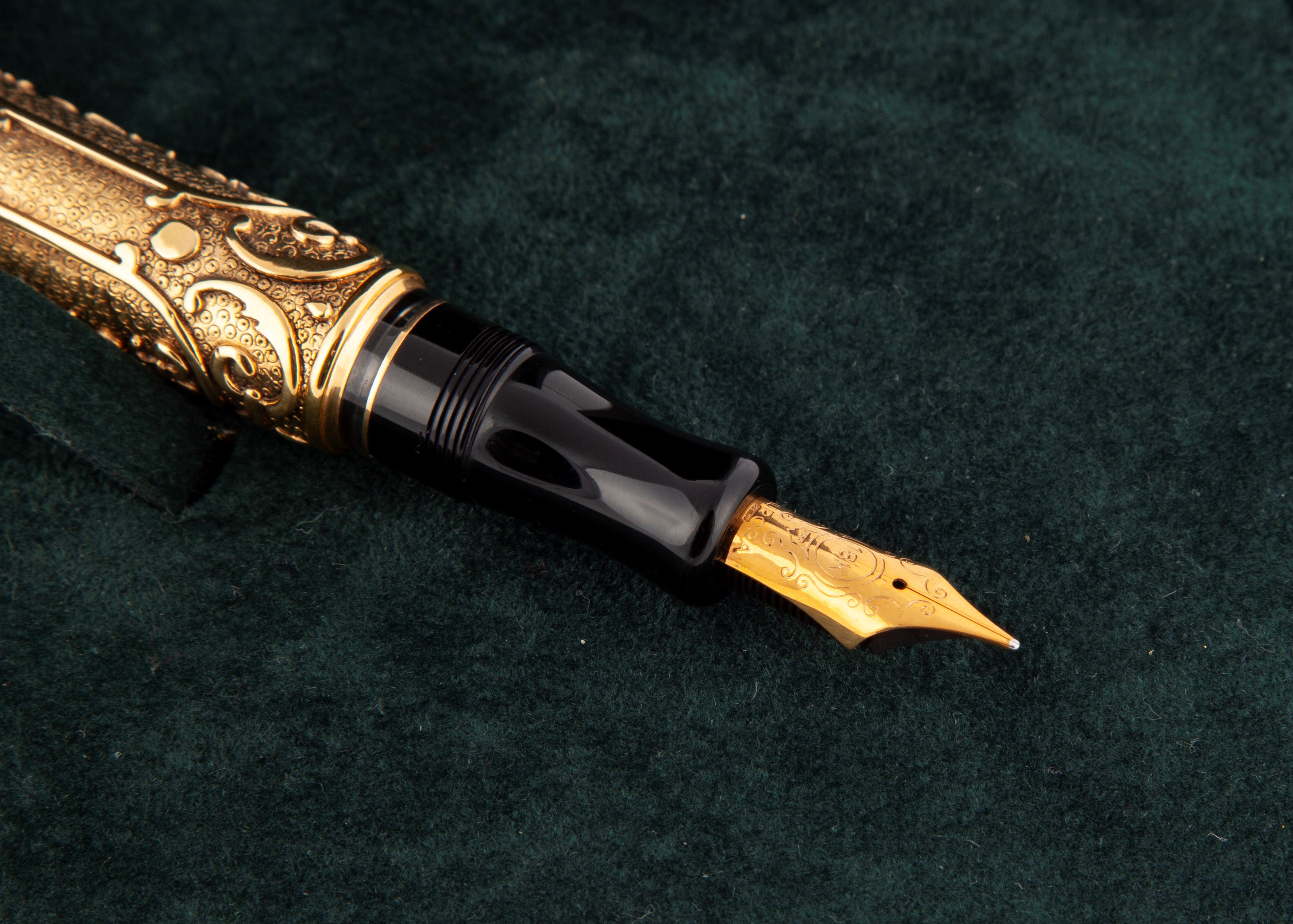 Aurora Benvenuto Cellini - Penna Stilografica Cesellata in Oro Giallo Massiccio 18 Kt con Smerald...