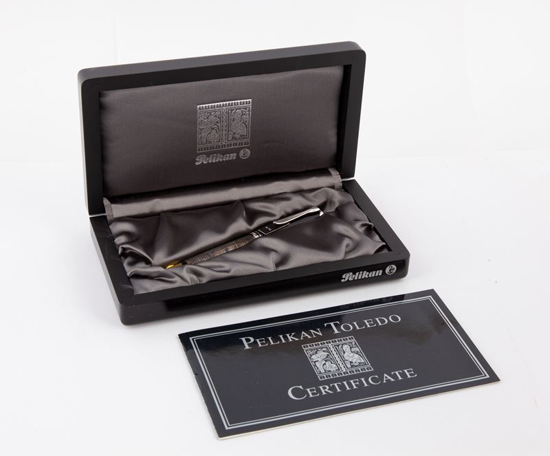 Pelikan M 710 Toledo - Penna Stilografica a Pistone in Resina con Fascia Incisa e Cesellata a Man...