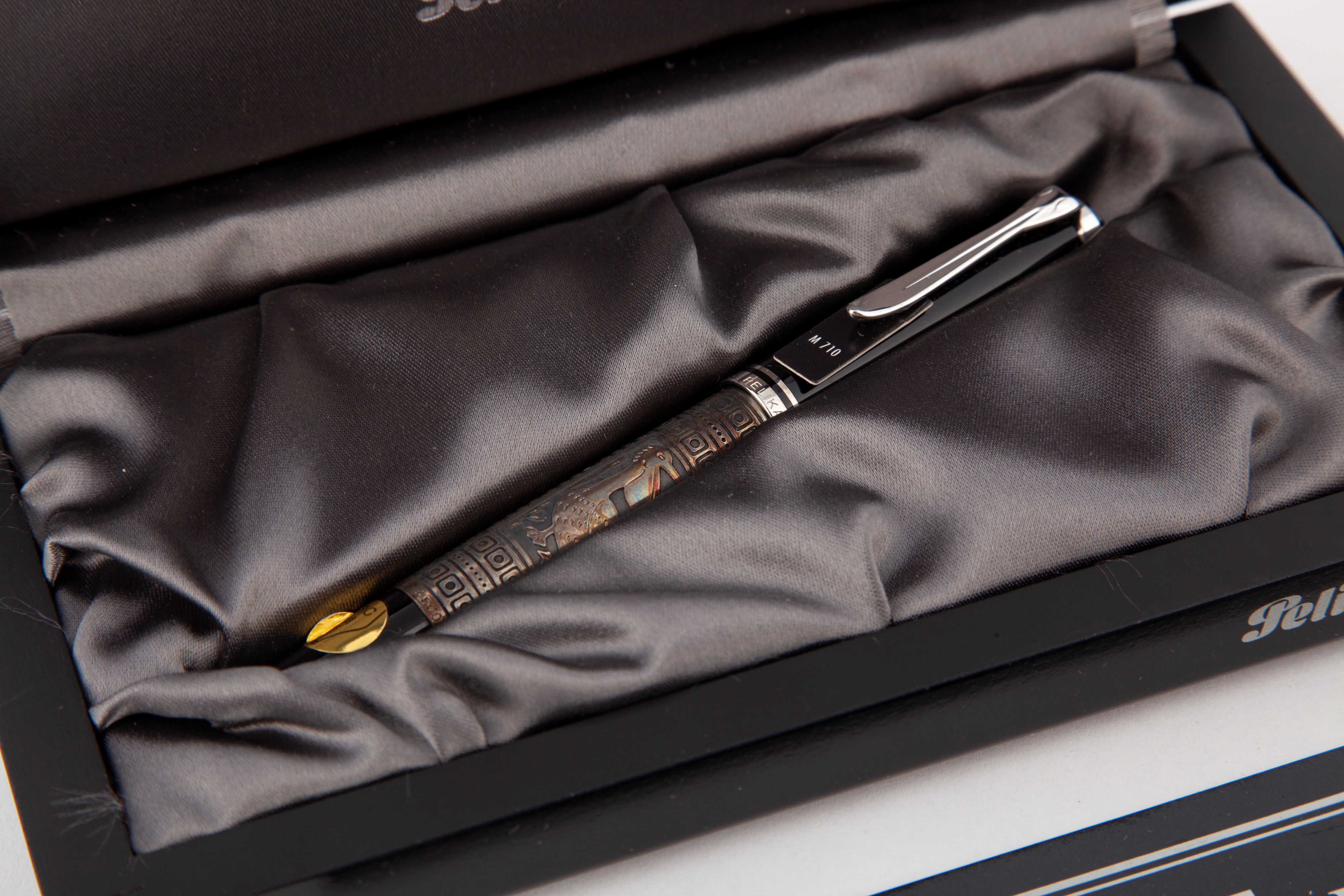 Pelikan M 710 Toledo - Penna Stilografica a Pistone in Resina con Fascia Incisa e Cesellata a Man...