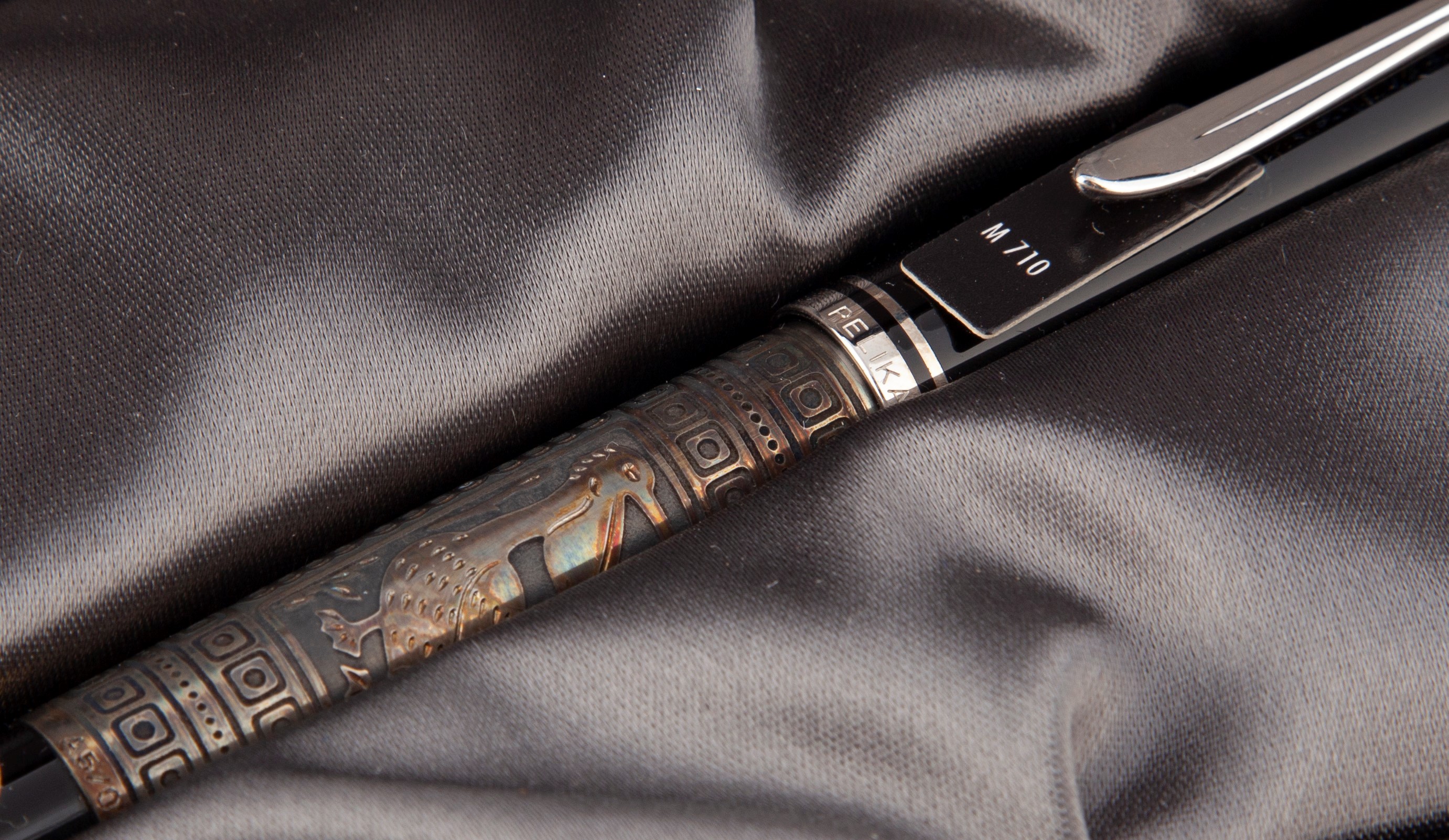 Pelikan M 710 Toledo - Penna Stilografica a Pistone in Resina con Fascia Incisa e Cesellata a Man...