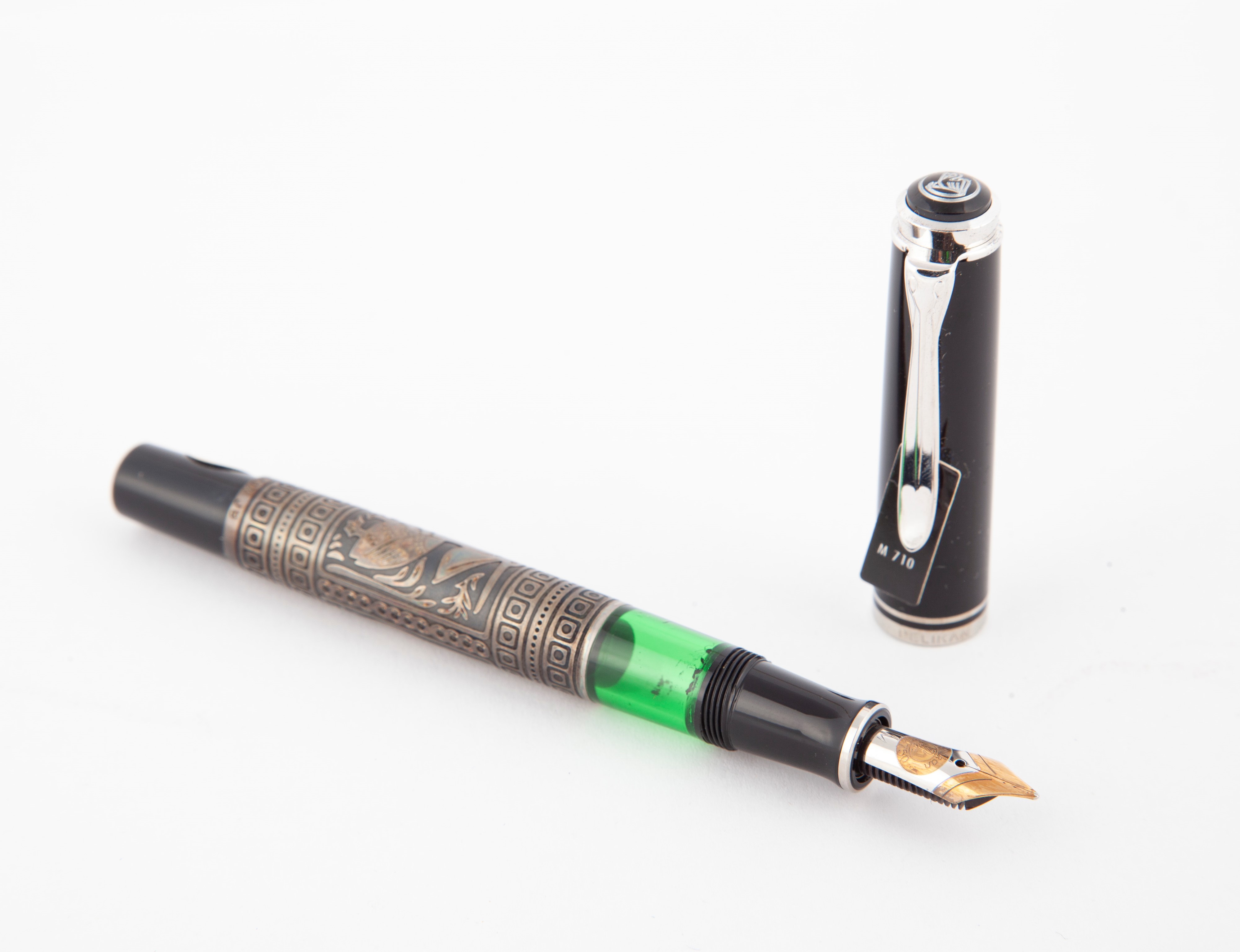 Pelikan M 710 Toledo - Penna Stilografica a Pistone in Resina con Fascia Incisa e Cesellata a Man...