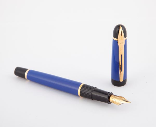 Waterman - Penna stilografica in resina blu con particolari dorati  - Asta Asta a Tempo - Penne e Accessori da Scrivania - Casa d'Aste Arcadia