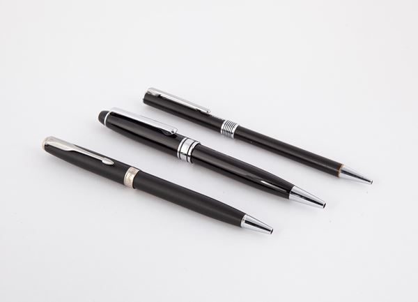Lotto di tre penne a sfera: - Parker Sonnet T. III in metallo brunito con particolari cromati -Aurora in metallo brunito con particolari cromati; - Balenciaga in resina nera con particolari cromati