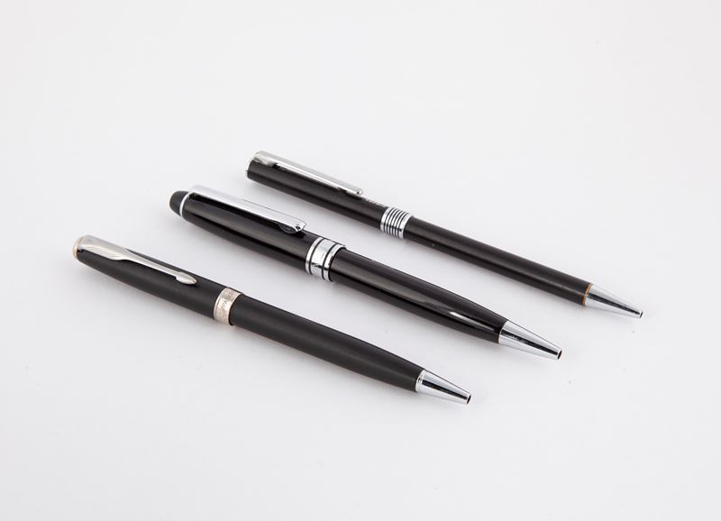 Lotto di Tre Penne a Sfera: - Parker Sonnet T. III in Metallo Brunito con Particolari Cromati -au...