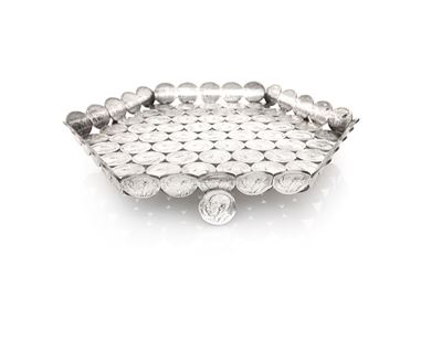 Vassoio Esagonale in Argento Composto Esclusivamente con 94 Monete da 5000 Reis 1936, 1937 e 1938...