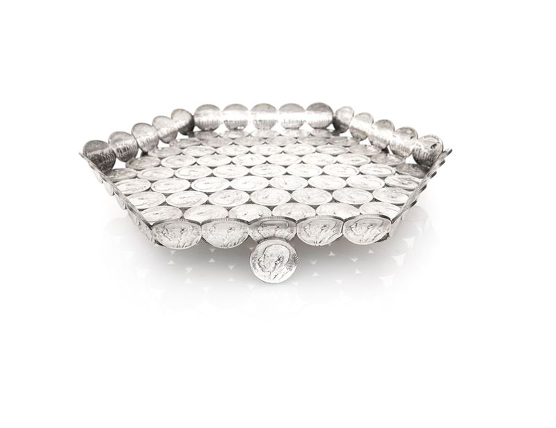 Vassoio Esagonale in Argento Composto Esclusivamente con 94 Monete da 5000 Reis 1936, 1937 e 1938...