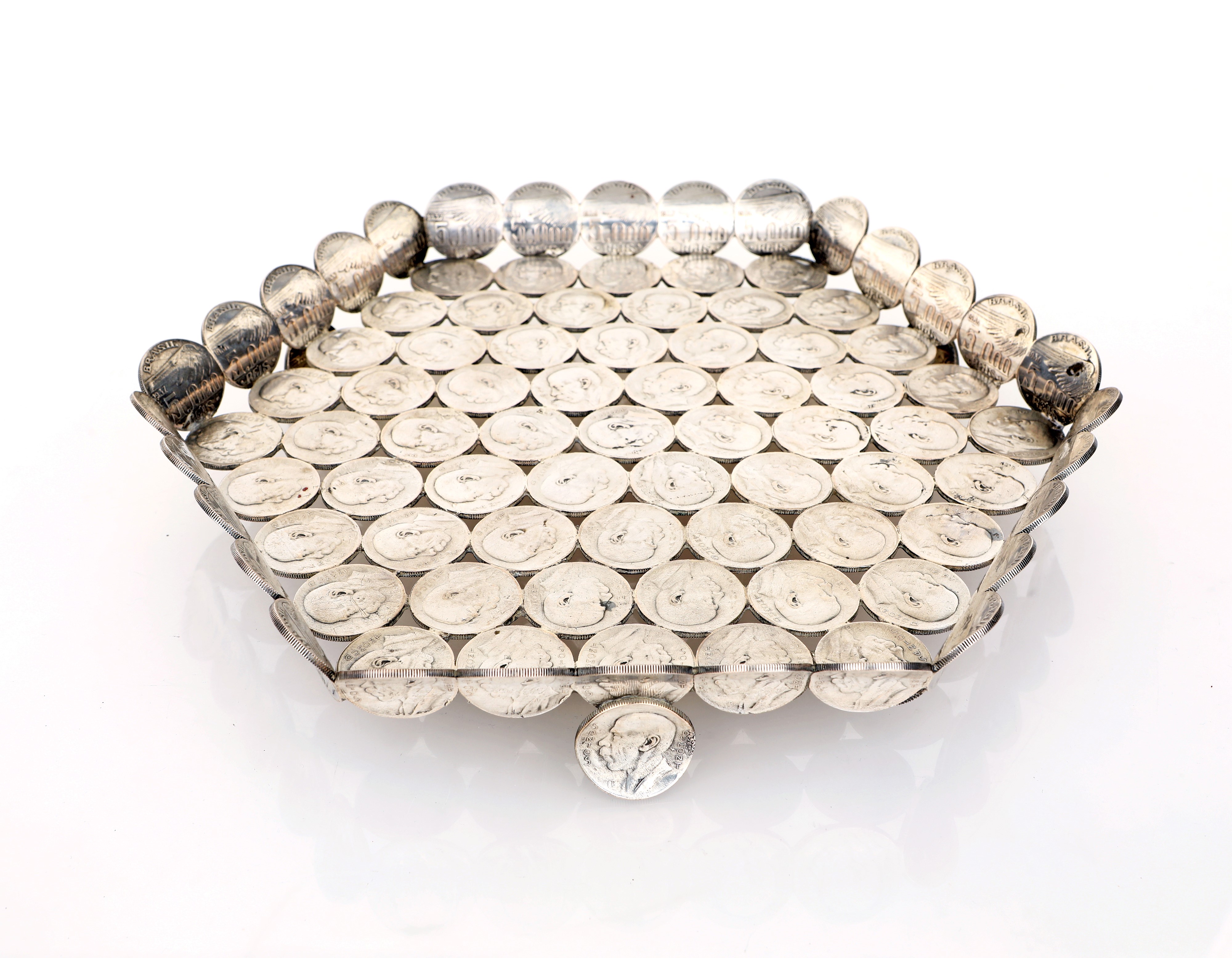 Vassoio Esagonale in Argento Composto Esclusivamente con 94 Monete da 5000 Reis 1936, 1937 e 1938...
