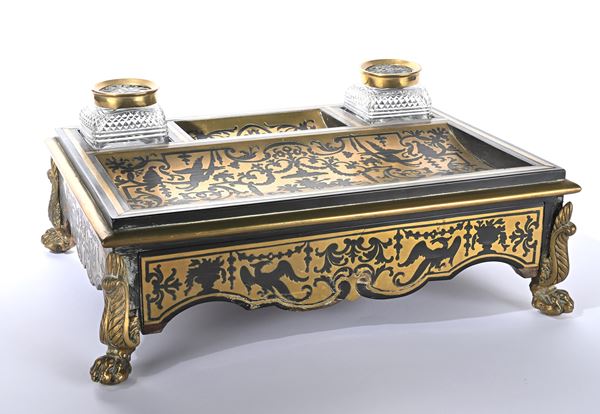 Calamaio in legno ebanizzato con intarsi a traforo in ottone dorato, Francia, XIX secolo