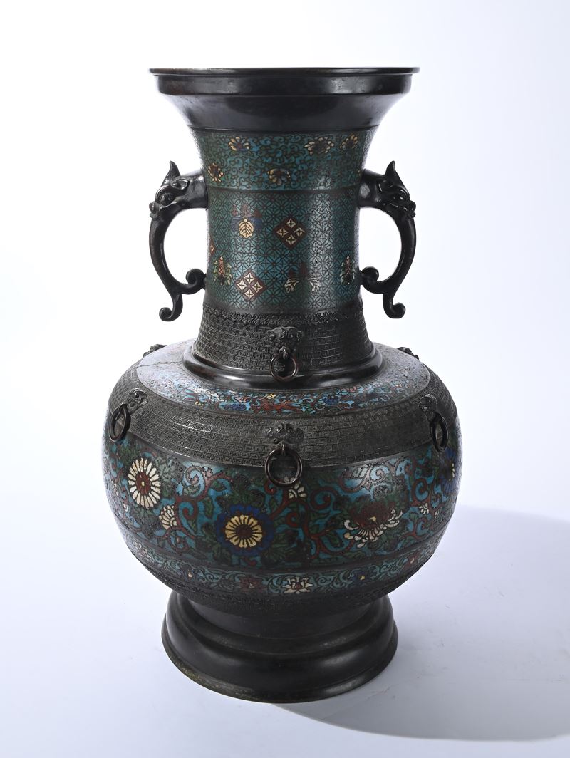 Vaso in bronzo brunito e smalti champlevé, Giappone, fine del XIX secolo, altezza cm 61