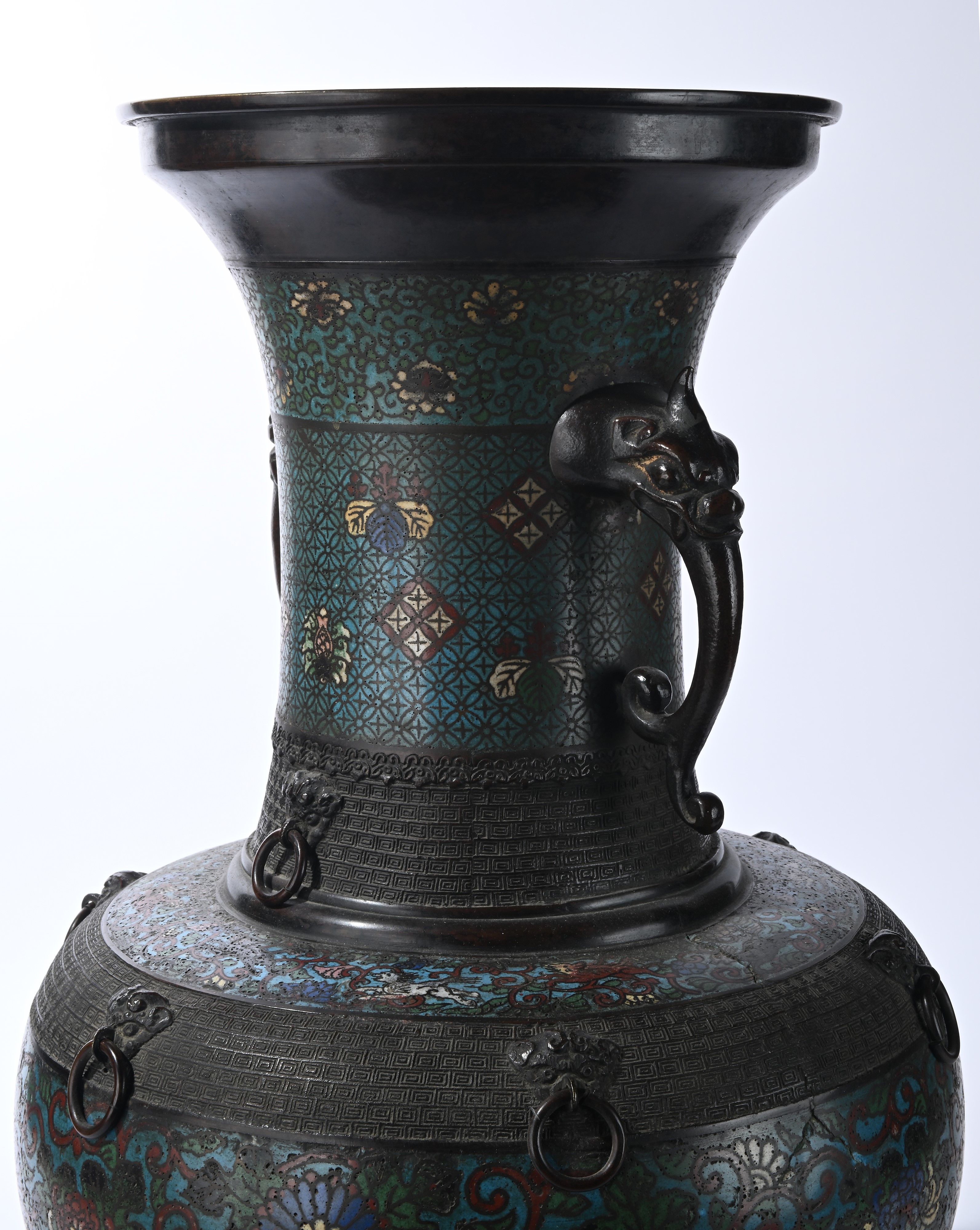 Vaso in bronzo brunito e smalti champlevé, Giappone, fine del XIX secolo, altezza cm 61