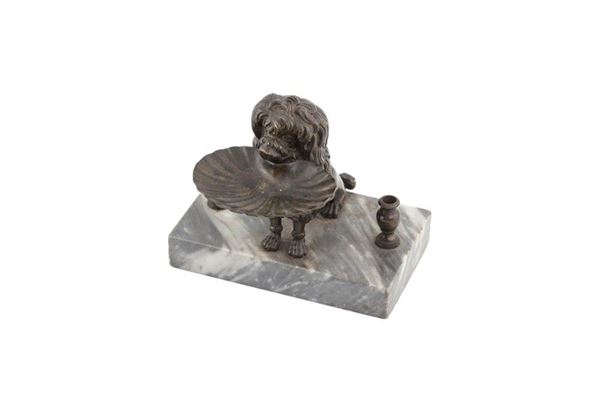 CALAMAIO IN BRONZO E MARMO BARDIGLIO CON CANE