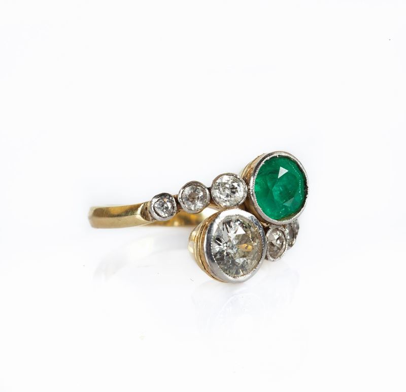 Anello Contrariè in Oro, Brillanti e Smeraldo