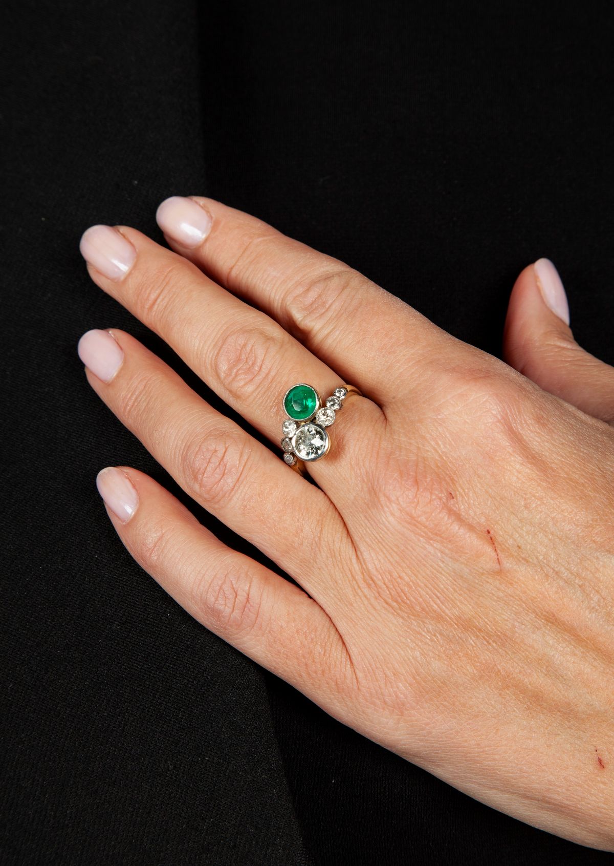 Anello Contrariè in Oro, Brillanti e Smeraldo
