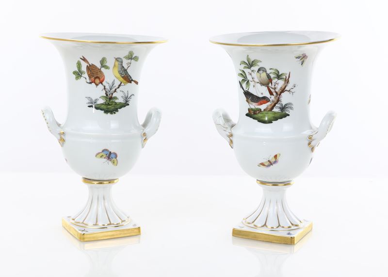 Coppia di Vasi a Cratere in Porcellana, Decoro Rothschild, Manifattura di Herend, Ungheria XX Sec...