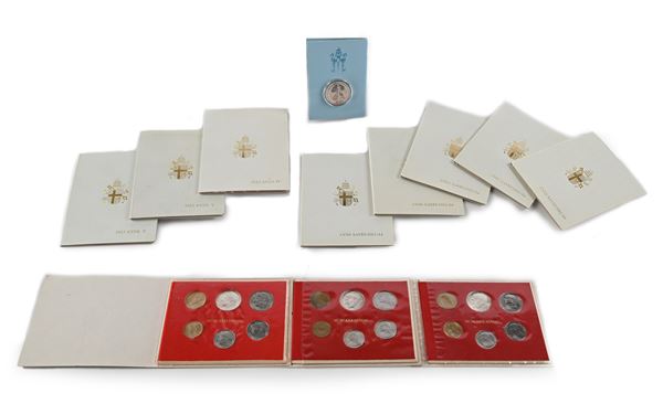 Lotto Serie Divisionali Giovanni Paolo II Città del Vaticano: 1979 A.I; 1980 A.II; 1981 A.III; 1982 A.IV; 1983 A.V (2 pz.); Anno Santo 1983-84 (5 pz.); Medaglia non ufficiale posa 5° centenario prima pietra basilica di San Pietro  - Asta Numismatica - Casa d'Aste Arcadia