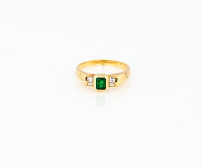 Anello in Oro Giallo con Smeraldo