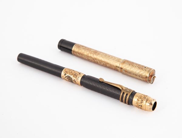 2 penne stilografiche anni '30: - Montblanc in bachelite con decorazioni in metallo laminato in oro (pennino F non originale Waterman) - Anonima in bachelite laminata in oro giallo 18 Kt (difetti al meccanismo d'estrazione)