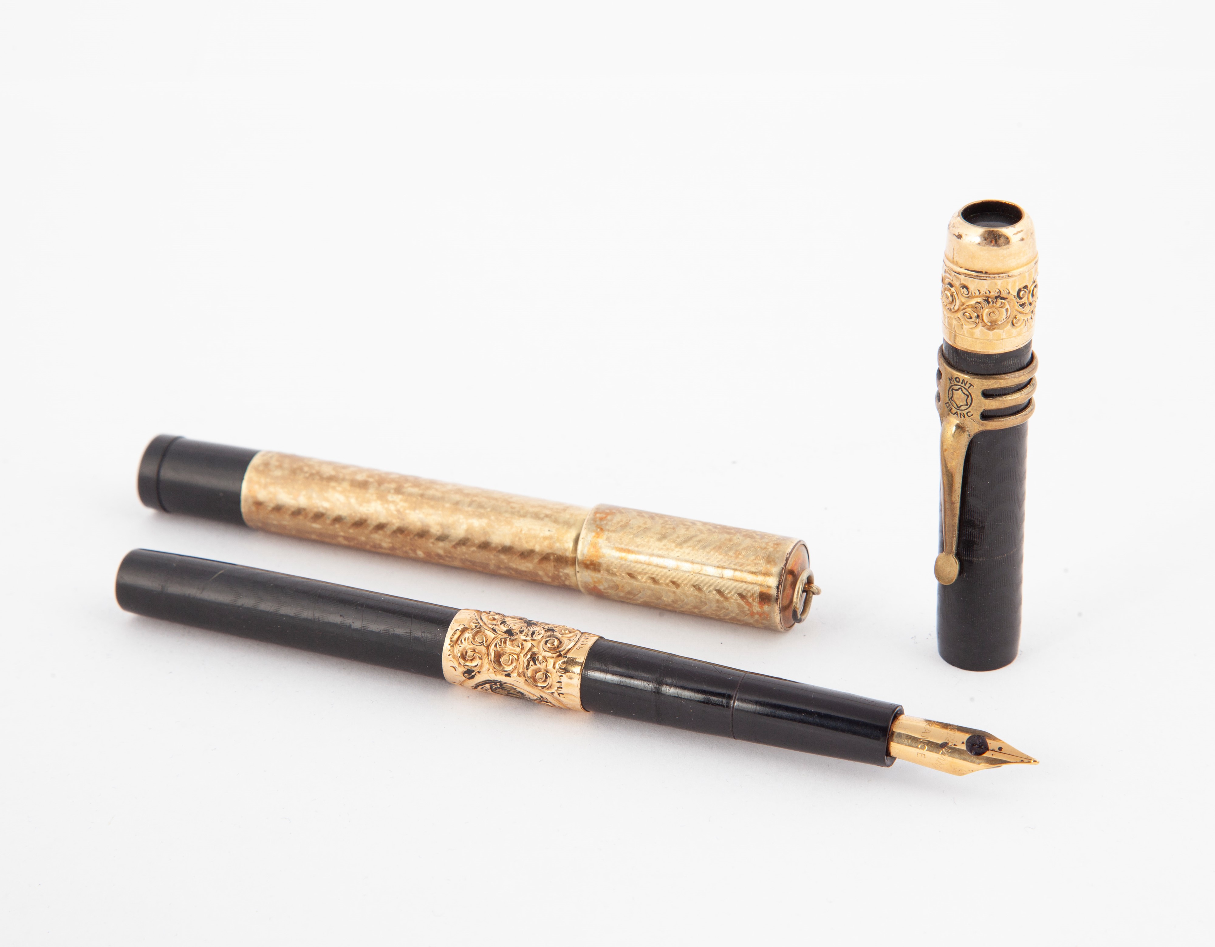 2 Penne Stilografiche Anni '30: - Montblanc in Bachelite con Decorazioni in Metallo Laminato in O...