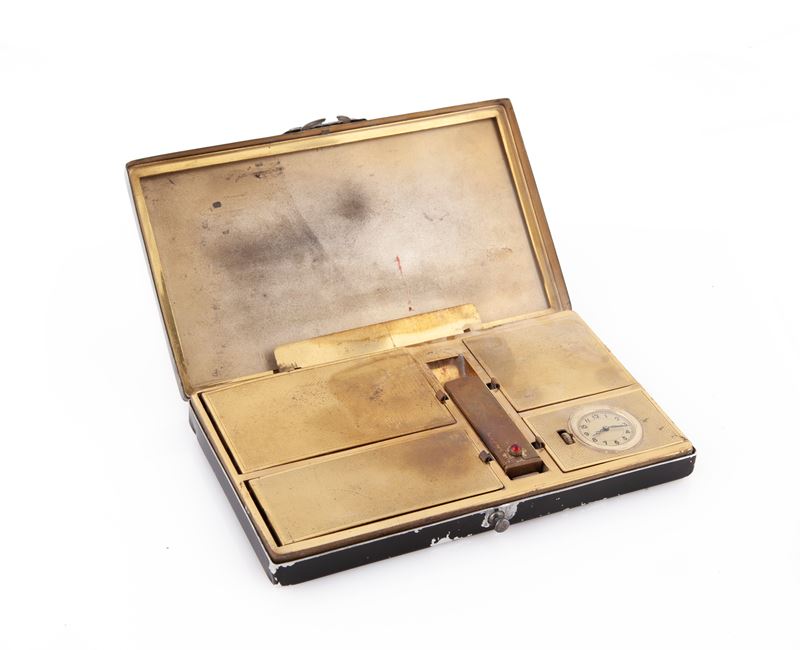 Trousse in Ottone e Metallo con Orologino a Carica Remontoir. con Portarossetto, Portacipria, Por...