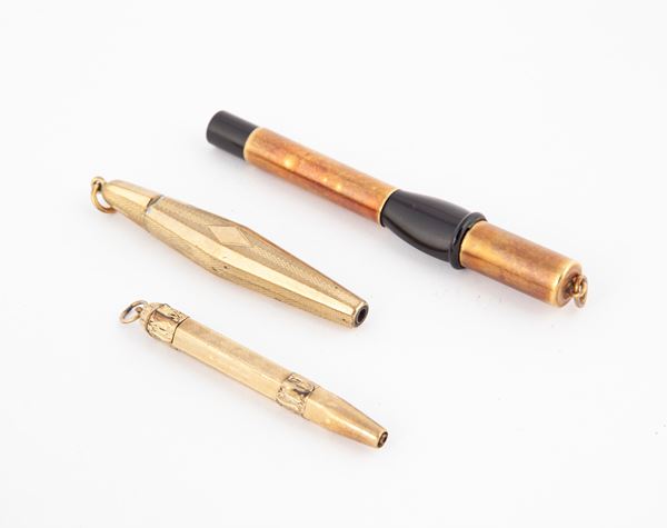 2 matite laminate in oro giallo 18 Kt e 1 porta mine in metallo laminato in oro giallo 18 kt anni '30