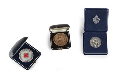 Lotto di 3 Medaglie: 1982 Convenzione Monetaria Repubblica di San Marino in Argento 800/000; Croc...