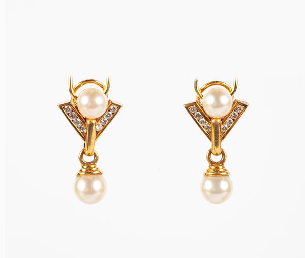 Coppia di orecchini pendenti in oro perle e brillanti