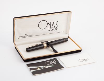Omas 557 F - Penna Stilografica a Pistone in Celluloide Nera con Particolari in Metallo Placcato ...