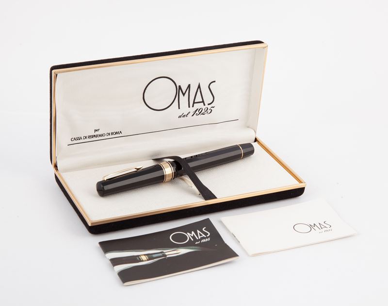 Omas 557 F - Penna Stilografica a Pistone in Celluloide Nera con Particolari in Metallo Placcato ...
