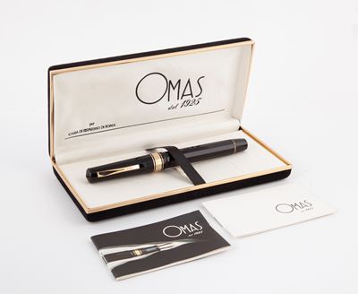 Omas 557 F - Penna Stilografica a Pistone in Celluloide Nera con Particolari in Metallo Placcato ...