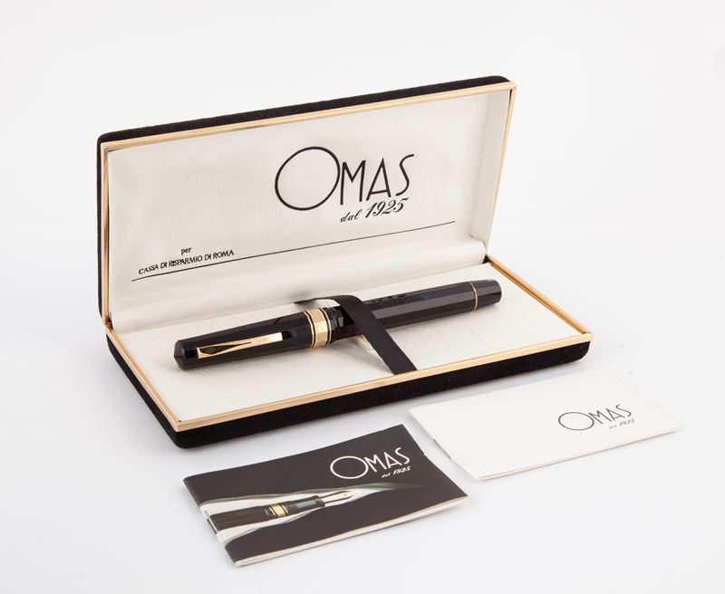 Omas 557 F - Penna Stilografica a Pistone in Celluloide Nera con Particolari in Metallo Placcato ...